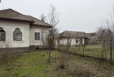 Casă cu 3 camere cu Teren 2714 Mp în Central - 2
