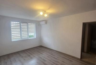 Apartament cu 3 camere decomandat în Far