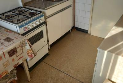 Apartament cu 3 camere semidecomandat în Cina
