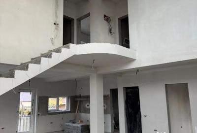 Casă cu 5 camere cu Teren 300 Mp în Central - 2