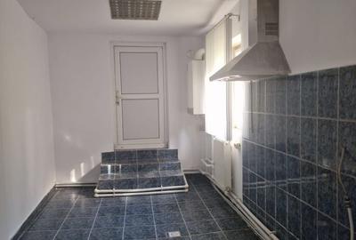 Casă individuală cu 6 camere cu Canalizare în Est - 3