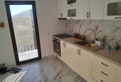 Casă cu 3 camere cu Teren 2000 Mp în Central - 1