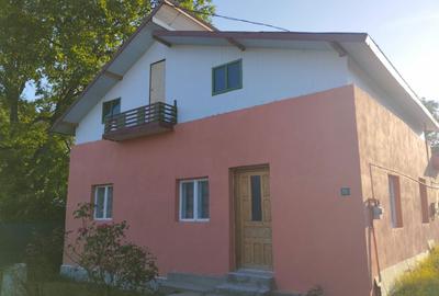 Casă cu 4 camere cu Teren 1500 Mp în Central - 1