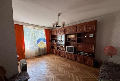 Apartament de vanzare 3 camere - Zona Centrala / Etaj 1