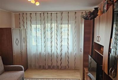 Apartament cu 2 camere decomandat în Tractorul