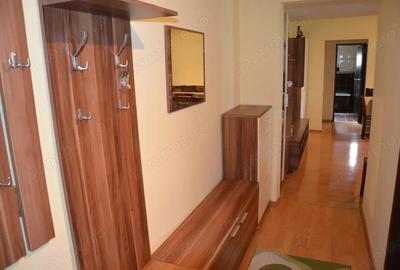 Apartament cu 3 camere semidecomandat, mobilat în Aradului