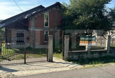 Casă cu 4 camere cu Teren 3400 Mp în Central