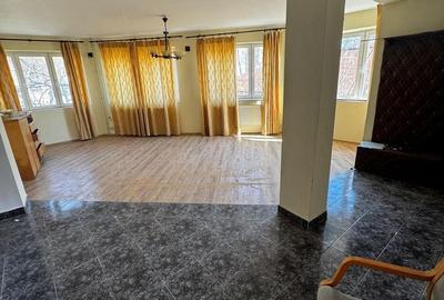 Casă individuală cu 8 camere cu Canalizare în Ultracentral - 1