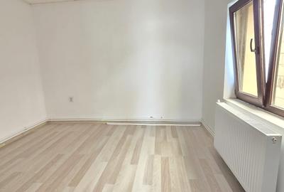 Casă cu 5 camere cu Canalizare în CET - 14