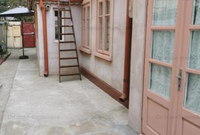 Casă cu 8 camere cu Canalizare în Central - 1