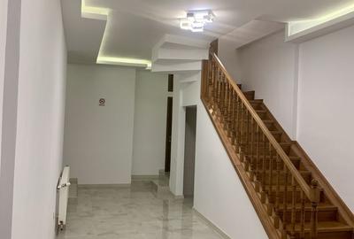 Casă cu 4 camere în Central