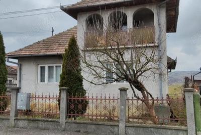 Casă cu 4 camere cu Teren 839 Mp în Central - 2