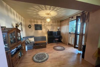 Apartament cu 3 camere decomandat în Micro 21