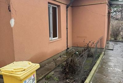 Casă cu 3 camere cu Canalizare în Central