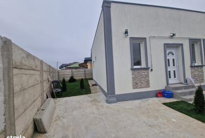 Casă cu 3 camere cu Canalizare în Central