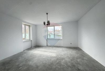 Casă cu 4 camere cu Teren 337 Mp în Est - 1