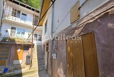 Resita, de vanzare casa, doua corpuri, curte, zona centrala - 2