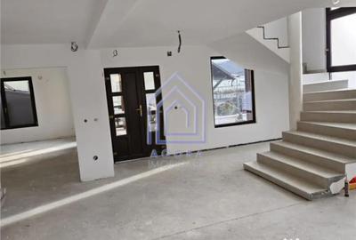 Casă cu 7 camere cu Teren 300 Mp în Central - 2