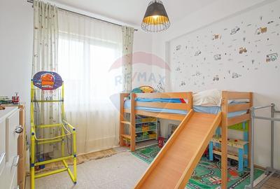 Apartament cu 3 camere decomandat în Tractorul - 23