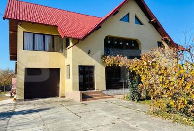 Casă cu 6 camere cu Teren 2500 Mp în Central - 2