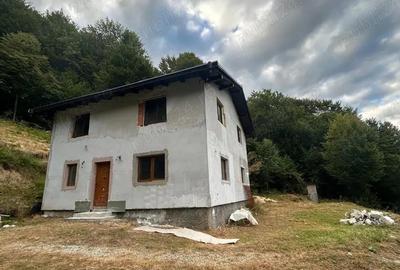 Casă cu Teren 1500 Mp în Poiana