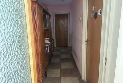 Apartament cu 3 camere semidecomandat în 1 Mai
