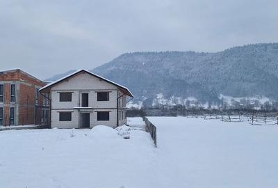 Casă cu 4 camere cu Teren 2689 Mp în Vișeu de Mijloc - 1