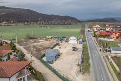 Teren intravilan  , puz case , toate utilitatile , acces la sosea asfaltata - 2