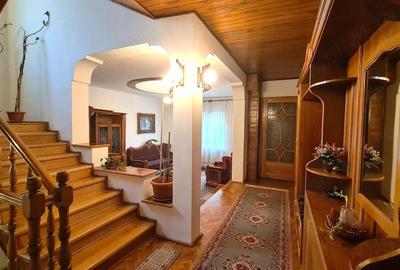 Casă cu 6 camere cu Teren 511 Mp în Central - 2