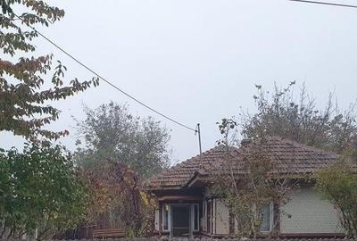 Casa batraneasca cu teren generos in centrul comunei Ciolpani aproape de partea - 2
