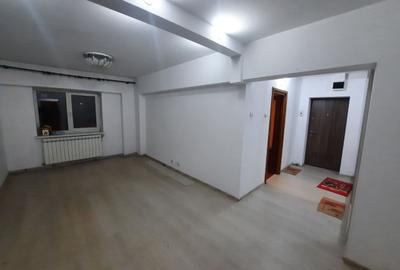 Apartament cu 4 camere decomandat în Mărăței