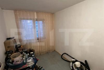 Apartament cu 4 camere semidecomandat în Craiovița Nouă