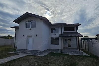 Casă cu 4 camere în Central