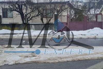 Casă cu 3 camere cu Teren 2704 Mp în Central - 1