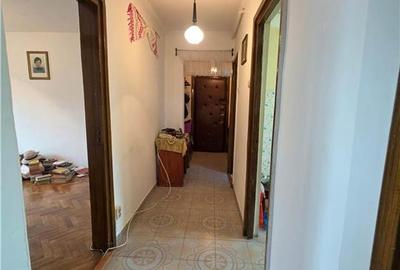 Apartament cu 3 camere decomandat în Tudor - 8