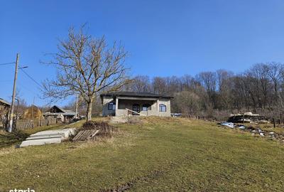 Casă cu 4 camere cu Canalizare în Boțești - 2