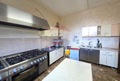 Casă cu 10 camere cu Teren 900 Mp în 23 August - 8