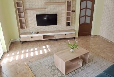 Apartament cu 3 camere decomandat, mobilat în Micro 17 - 1