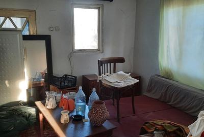 Casă cu 4 camere cu Teren 800 Mp în Păulești - 2