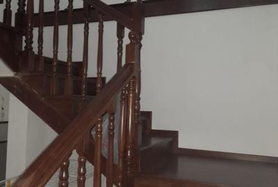 Casă cu 4 camere cu Teren 2000 Mp în Central
