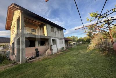 Casă cu 3 camere cu Teren 3600 Mp în Central - 2