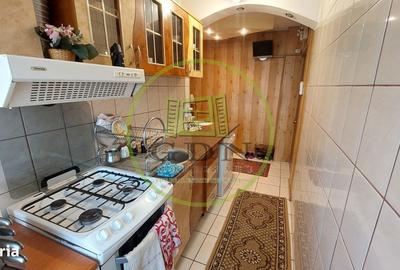 Apartament cu 3 camere semidecomandat în Craiovița Nouă