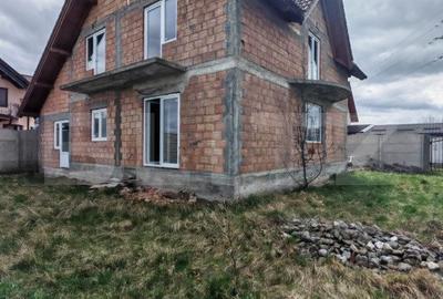 Casa la rosu de vanzare in Vulcan - Brasov - 1