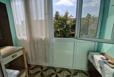 Pe frumoasa strada Platanilor, renumita pentru zona inverzita din jurul blocului - 7