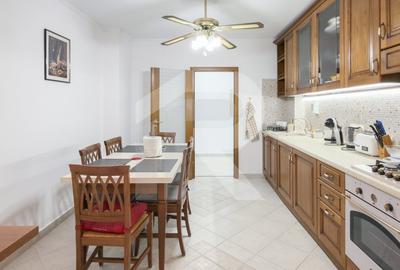 Vanzare apartament 3 camere – Ultracentral, Bloc Scala, Bd. Magheru - 15