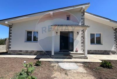 Casă / Vilă cu 4 camere de vânzare - 1