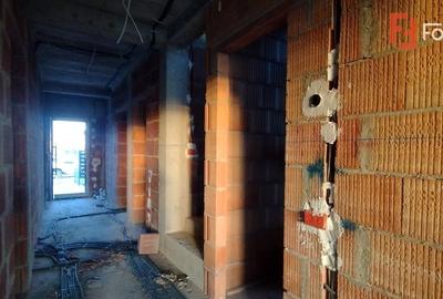 Duplex 5 camere, Becicherecu Mic - Garaj, terasa, Interior la Rosu - 9