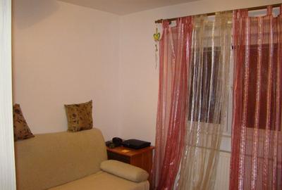 Apartament cu 3 camere semidecomandat în Girocului