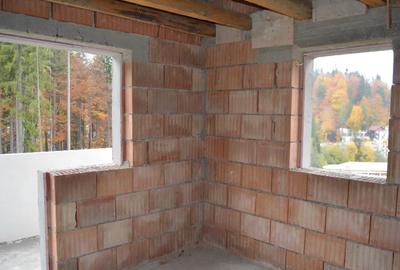 Casă cu 5 camere cu Teren 554 Mp în Piața