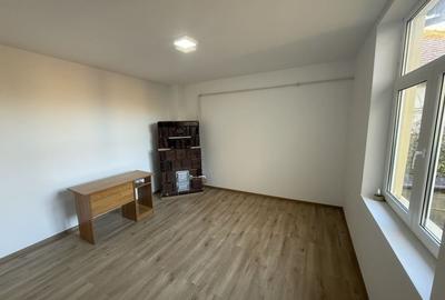 2 corpuri de Casă renovate + teren 125 mp Campina - 10